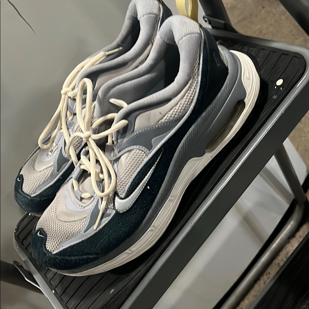 Nike Gray and White Athletic Shoes Modern Design - Picture 4 of 5